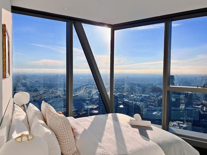 卧室配有落地窗，自然光线充足，可欣赏美丽的景色

您也可以选择使用百叶窗。 所有窗户都装有百叶窗。