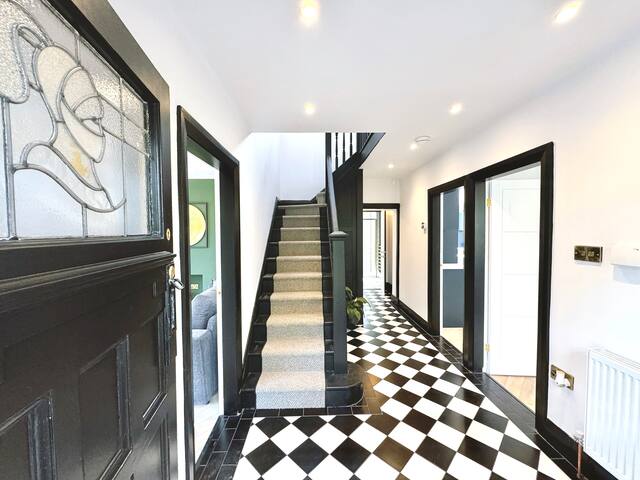 Bright 5 Bedroom House in Didsbury, Manchester gallery image 4