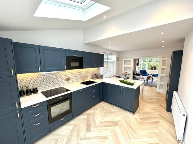 Bright 5 Bedroom House in Didsbury, Manchester gallery image 2