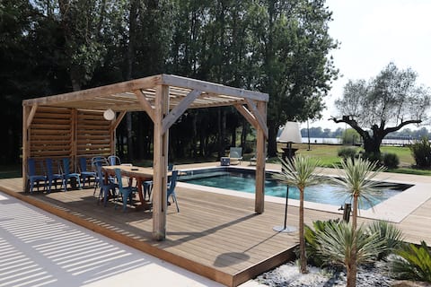 Large Bordeaux farmhouse on the banks of the Garonne