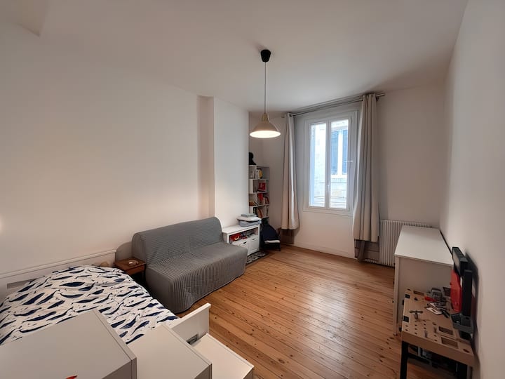 חדר שינה עם מיטת 90 + ספה נפתחת (140): מיטת יחיד + אפשרות ספה
(קומה 1)