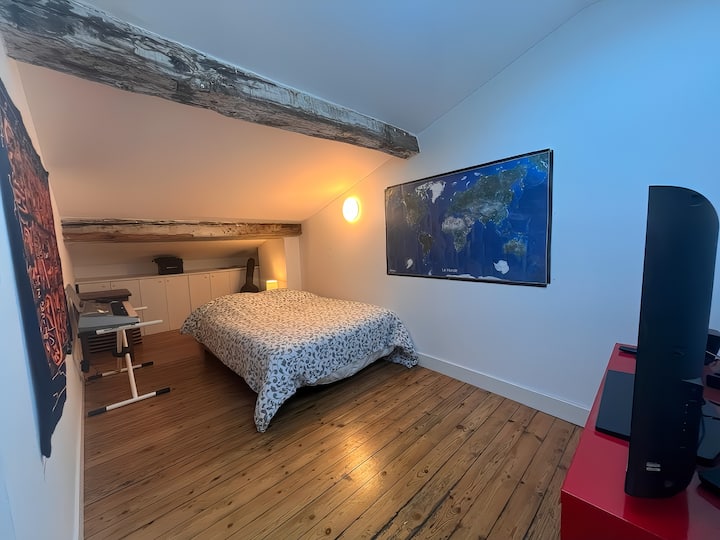 חדר שינה עם מיטה זוגית 140 (ספה נפתחת)
(קומה 2)