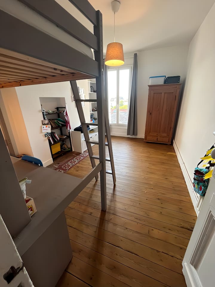 חדר שינה עם 90 מיטות בקומת הביניים (קומה 2)