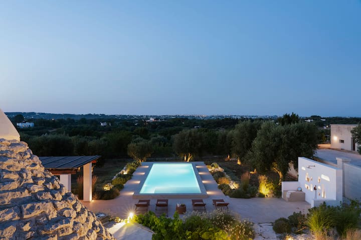 Trullo Esteso, piscina panoramica e pace assoluta.