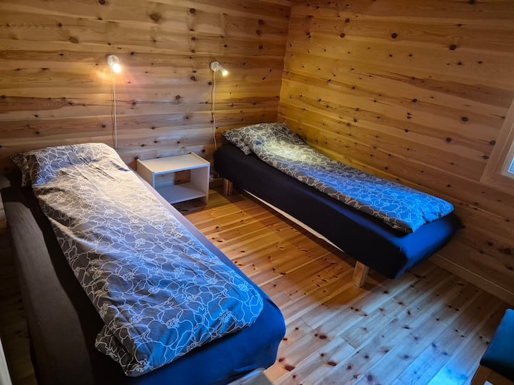 As duas camas são de 90x200 cm, assim como a cama do loft. Há suportes de louças na parede.