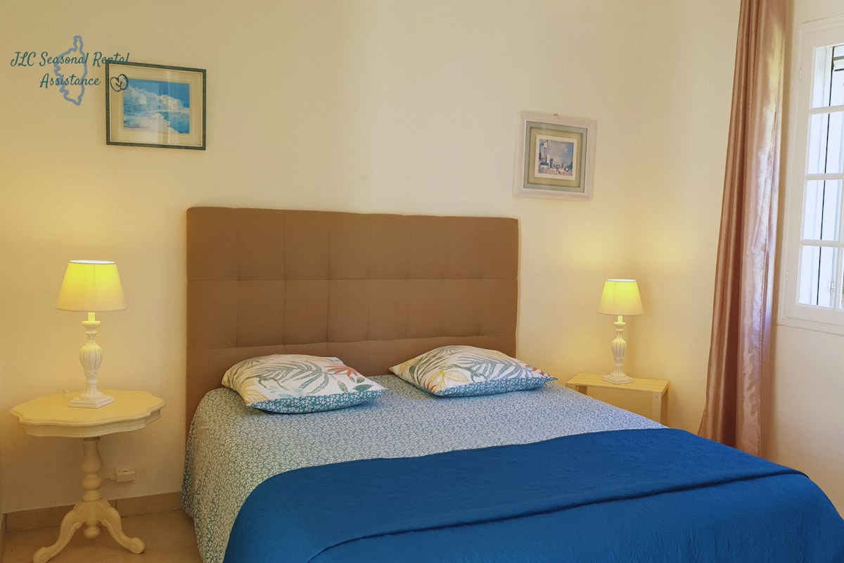 Habitación en la planta baja de la villa