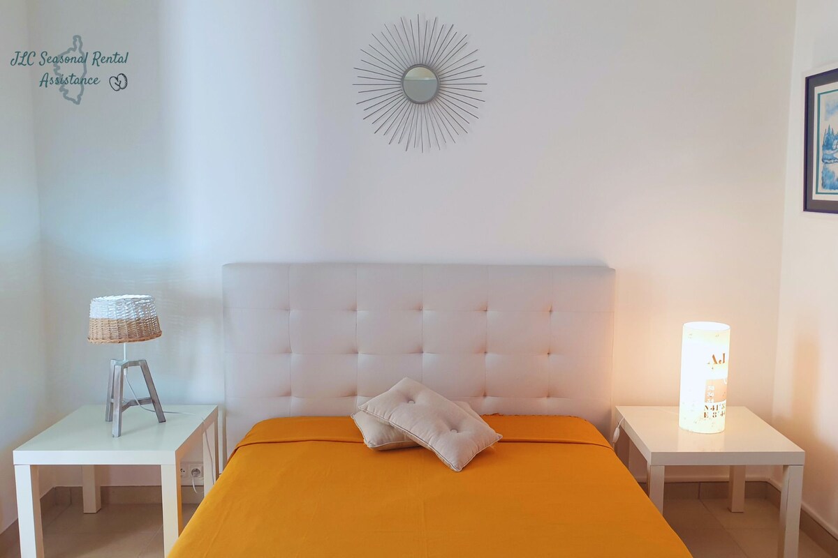 Habitación en la planta baja de la villa con cuarto de baño casi contiguo