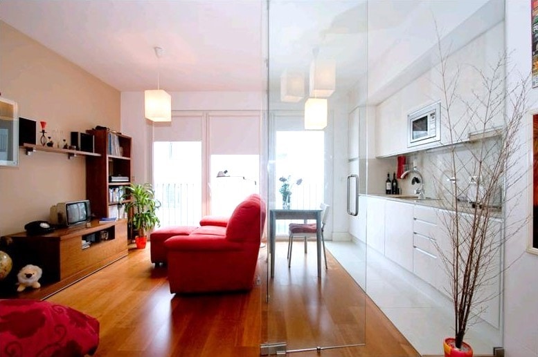 Popular Airbnb listing: Bright & Central with Vinyl Player - No wi-fi/TV. in Misericórdia