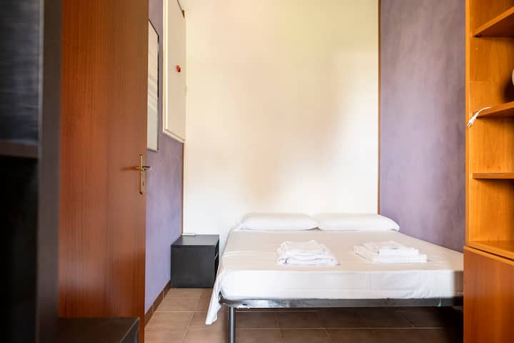 Deuxième chambre double avec lit double et balcon privé.