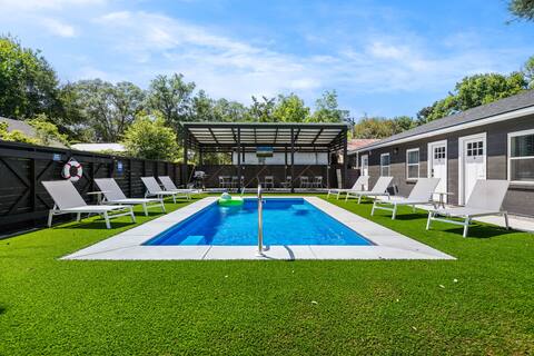 6 Bedroom Compound with Pool!