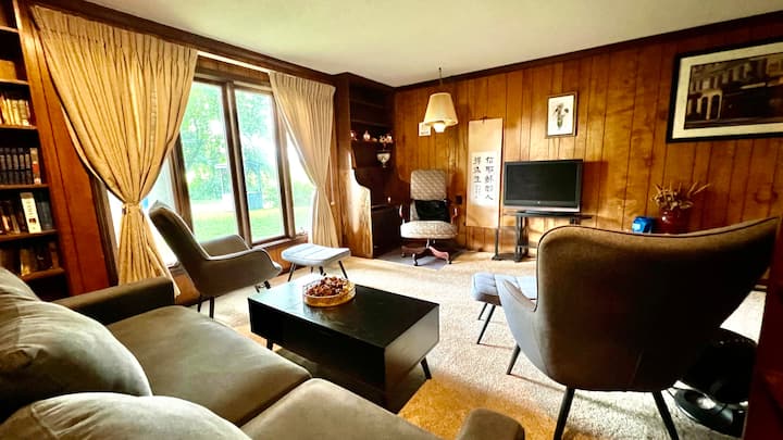 Peaceful Farmhouse In Prestigious Neighborhood - Springfield, IL
