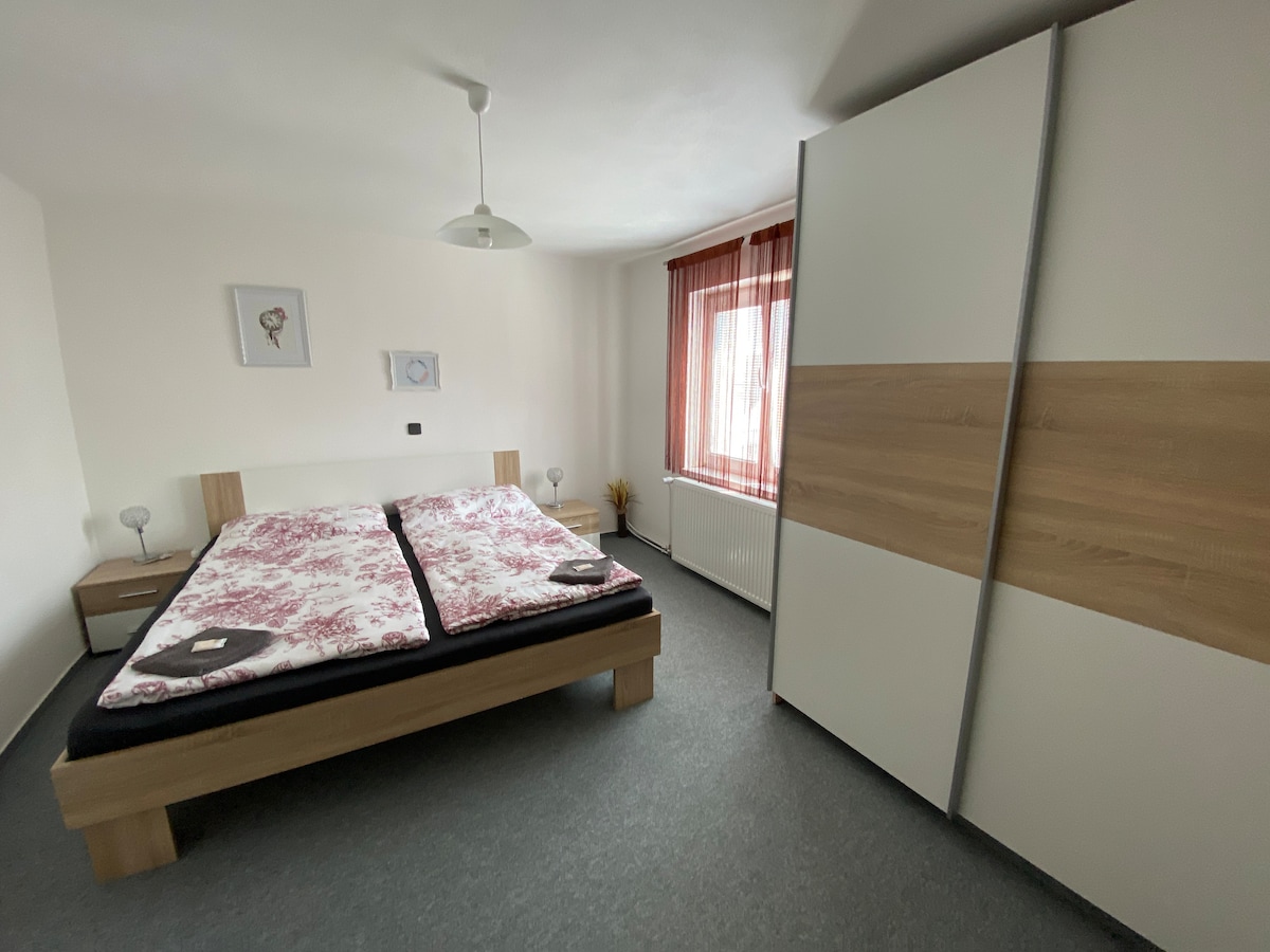 Спална соба со брачен кревет (широк 150-179 см) и складиште на пониско ниво.