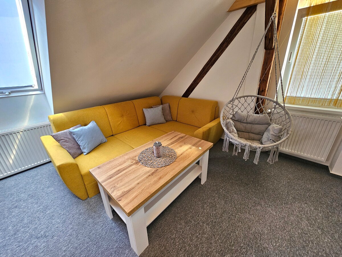 дневна соба на горниот кат.
Извадете го каучот со висечки стол.