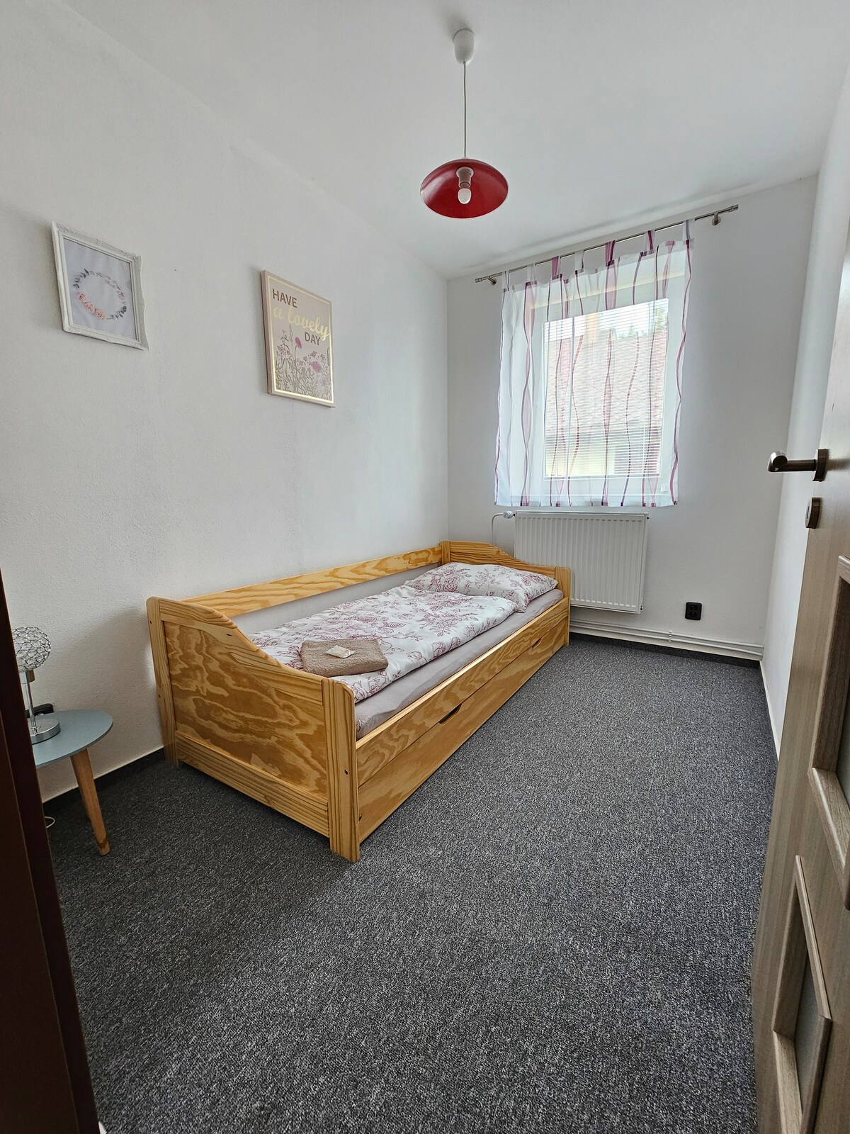 Единечен кревет (широк 150-179 см) со дополнителен кревет на долниот кат.