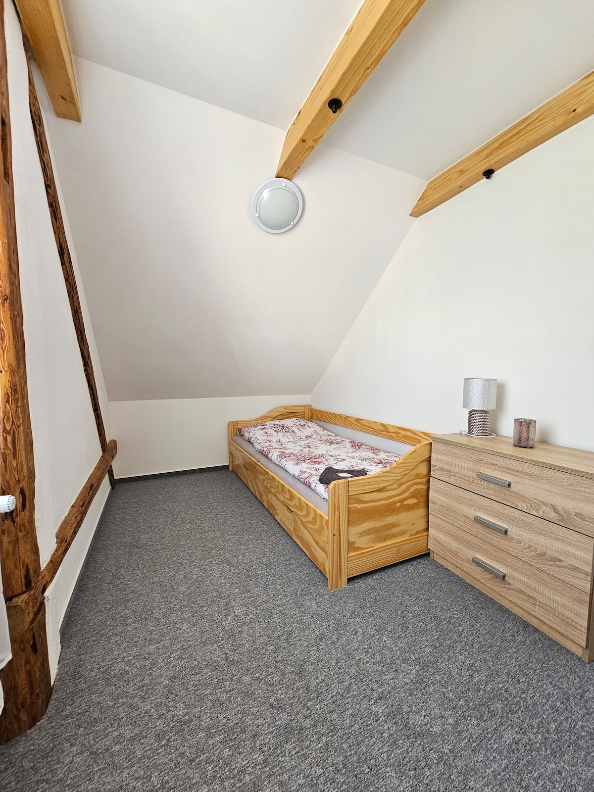 Единечен кревет (широк 150-179 см) со дополнителен кревет на горниот кат.