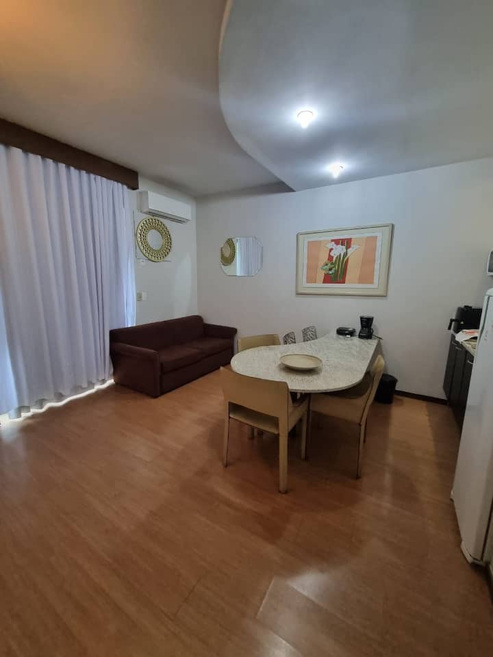 veľké izby s pohovkou a stolom na jedenie s piatimi stoličkami