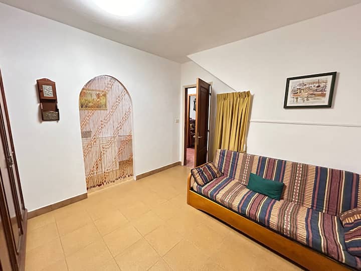Salón con sofá cama doble y armarios de almacenaje.