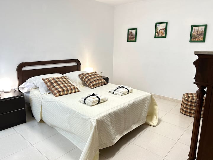 Tercer dormitorio de la vivienda. Cuenta con un amplio espacio de almacenaje (gran cómoda y armario empotrado). Vistas al pueblo.