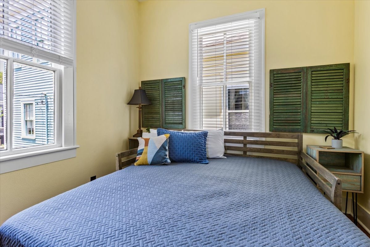 -阳光充足的日光浴床，配有明亮的窗户和百叶窗风格的墙面装饰
- 彩色枕头和柔和的灯光使这里成为完美的午睡区或阅读角
-乡村魅力和中性色调，营造出愉悦而轻松的美感