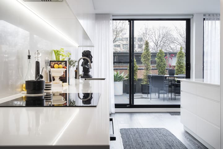 *LUXE “Olympian Oasis 2 parking