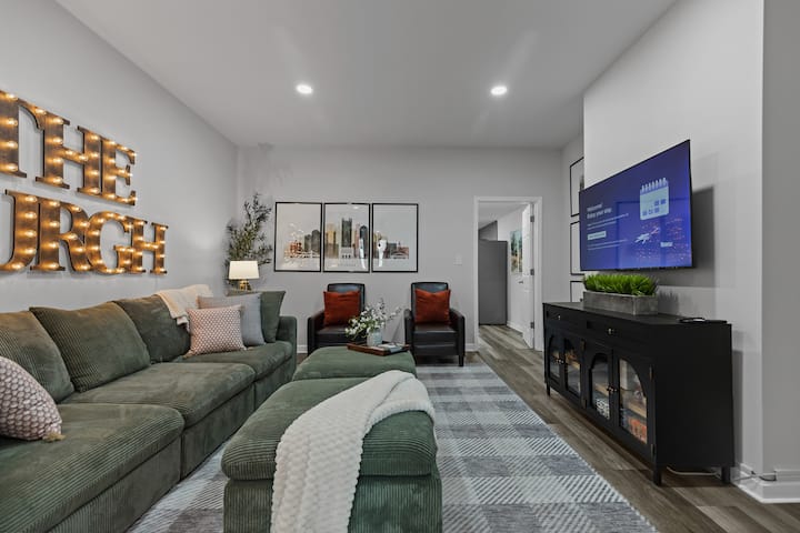 Spacious 4br | 2 Kings, Firepit, Arcade + Parking - Pittsburgh, PA