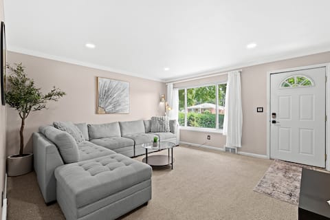 Big Fenced Backyard-Sleeps 8+