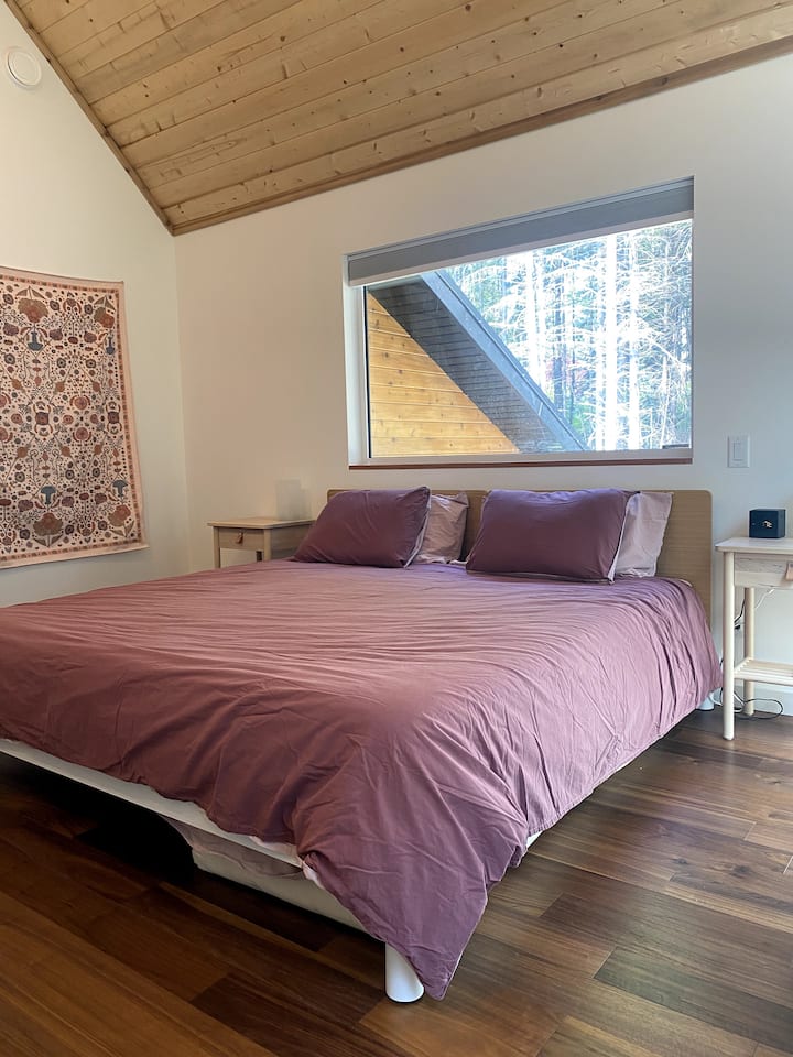 Საწოლი 193 × 203 სმ მთავარ საძინებელში. 