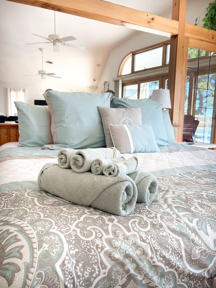 Основна спалня, голямо двойно легло, дрешник, самостоятелна баня, достъп до заден балкон и ясен изглед към хоризонта на климатика. 