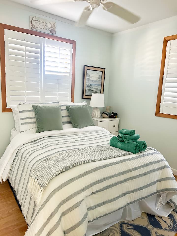 Пълноразмерно легло с по - малък скрин, плъзгащо се огледало, което се отваря към гардероба на спалнята. Баня точно пред стаята. 