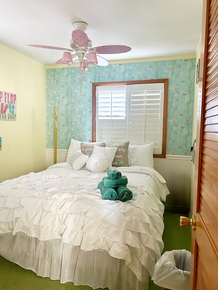 Цветна стая с двойно легло и килер!