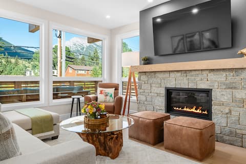 The Peak Retreat: NEW Luxe 5BR Mtn Views + Hot Tub