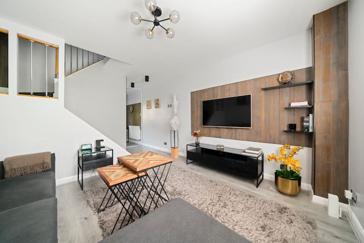 Modern Home | Prime Location | Tower Bridge & City