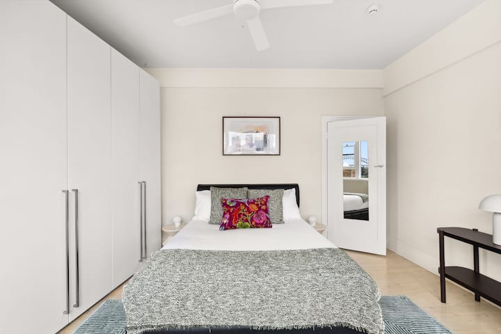 ห้องนอนมีเตียงควีนไซส์และตู้เสื้อผ้ากว้างขวางสำหรับข้าวของของคุณ เพลิดเพลินกับวิวอ่าวที่สวยงามได้จากหมอน! โปรดทราบว่าไม่มีเครื่องปรับอากาศแต่มีพัดลมเพดานพัดลมแบบพกพาและเครื่องทำความร้อนเพื่อความสะดวกสบายของคุณ