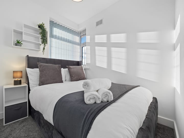 Osjećajte se kao kod kuće u našoj lijepoj spavaćoj sobi s mekom posteljinom i mirnom atmosferom za opuštanje.