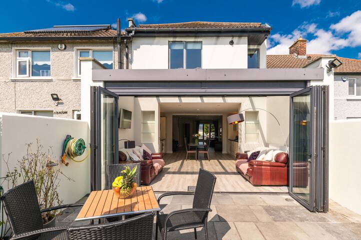 Bright 3BR Home w/ Open Living & Garden – Dublin 7