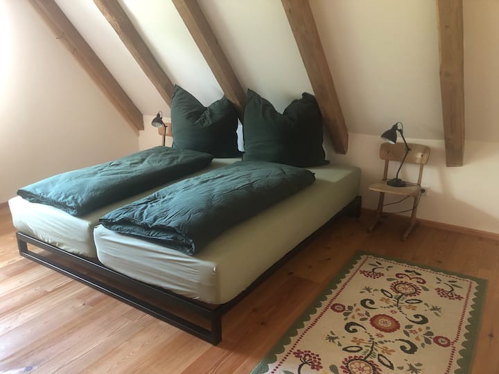 Dhoma kryesore e gjumit e apartamentit të madh ndodhet në katin e parë dhe ka një krevat dopio. Do të jemi të lumtur të të ofrojmë një krevat fëmijësh/krevat fëmijësh nëse është e nevojshme.