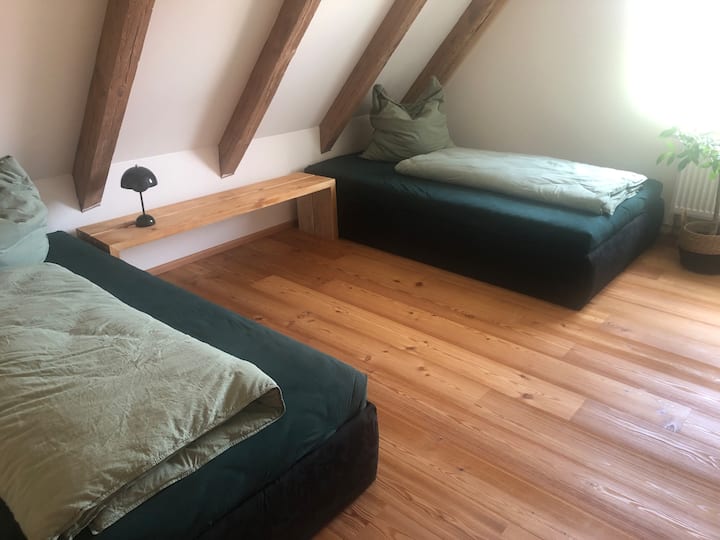 Dhoma e gjumit e fëmijëve e apartamentit të madh ndodhet në katin e parë pranë dhomës kryesore të gjumit. Ka dy krevate tek me gjerësi të rehatshme (120 cm). Nëse është e nevojshme, do të krijojmë një zonë të vogël lojërash për ty këtu.