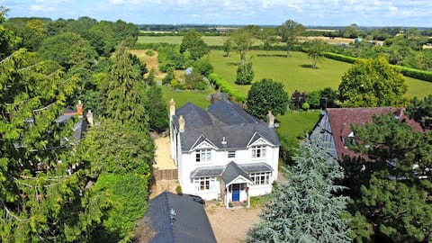 Substantial house in Cambridge with hot tub