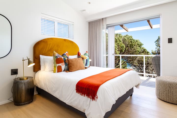 Una cama tamaño queen con vistas al océano