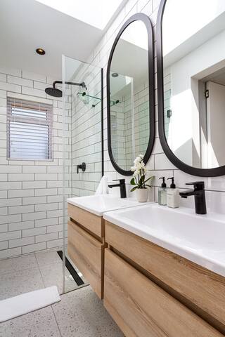 Stylish Home With Ocean & Mountain Views gallery image 5