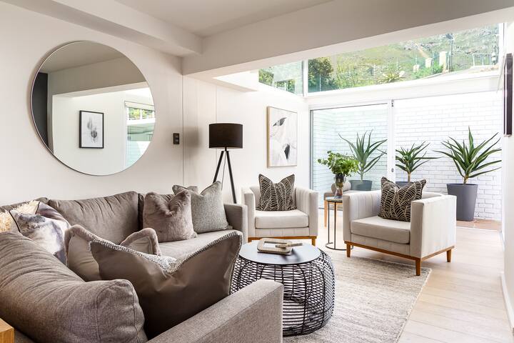 Stylish Home With Ocean & Mountain Views gallery image 3