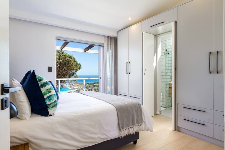 Stylish Home With Ocean & Mountain Views gallery image 4