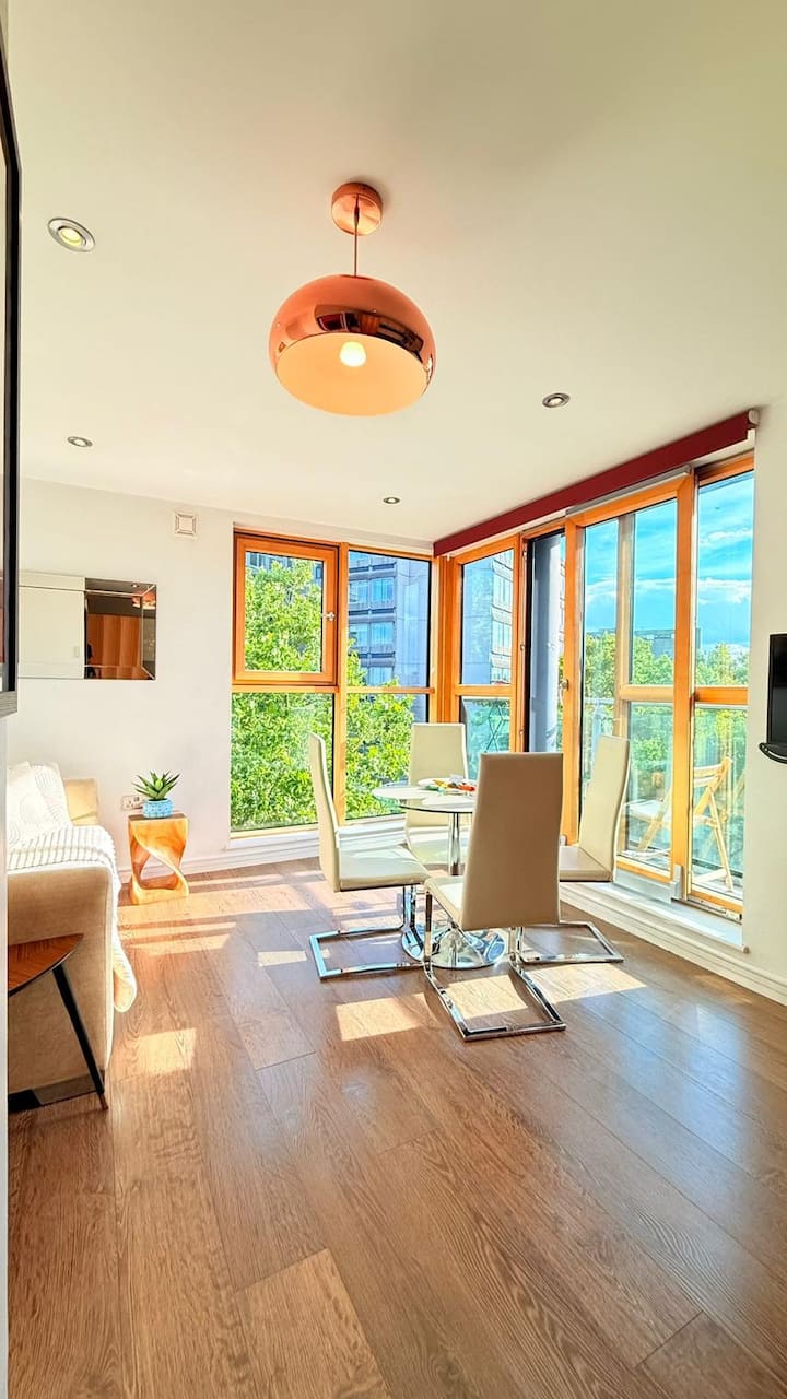 可爱的起居/用餐区，可容纳四人，位置完美，可从阳台欣赏美丽的景色。







