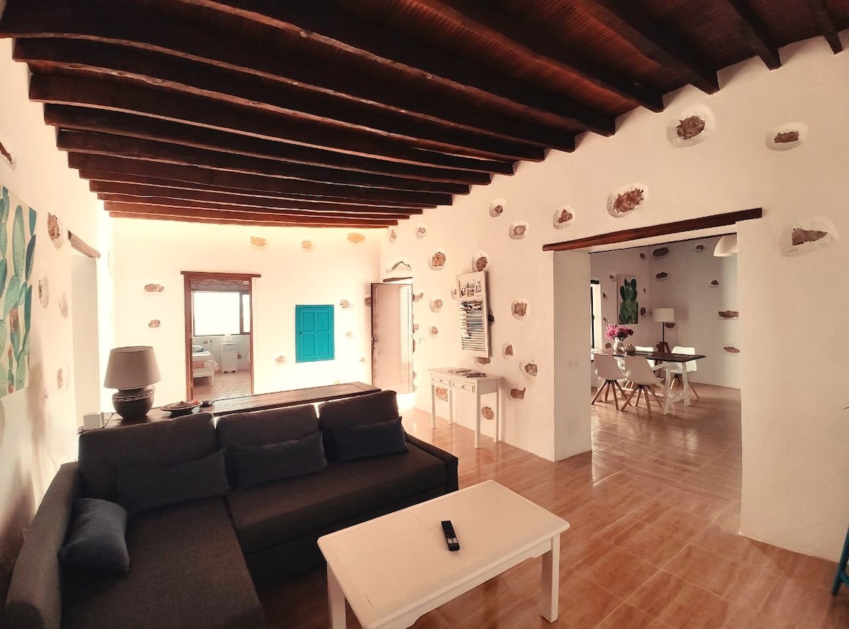 Top Airbnb: Ideal Location to Explore the Island• Typical House in Antigua