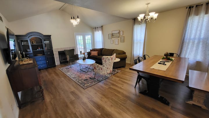 Relax At The Reeder Townhome! - Topeka, KS
