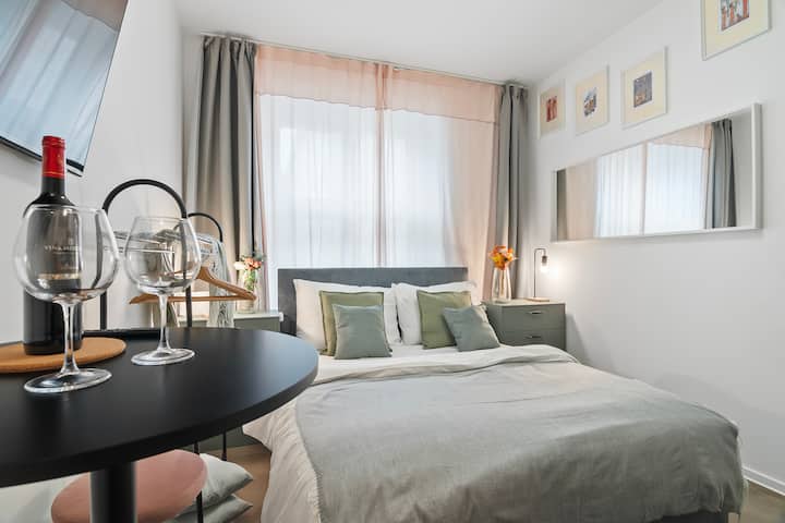 רוצים לשתות כ*ס יין? שבו על כיסאות הבר שלנו ותרועות!