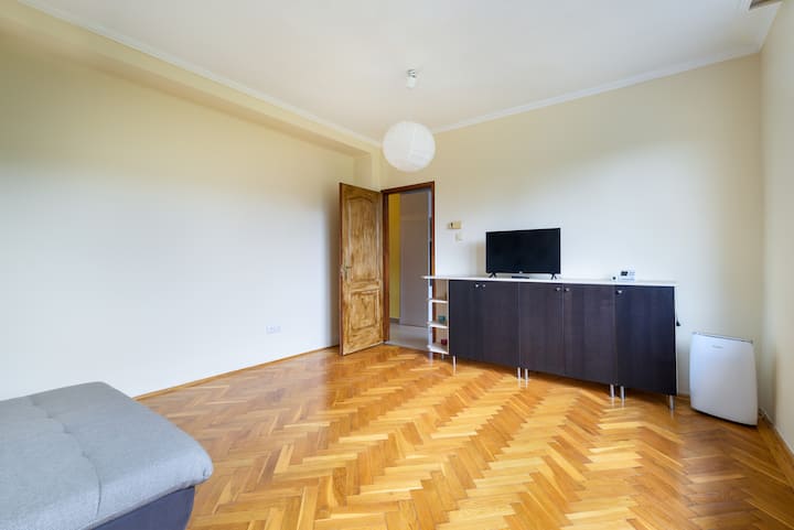 Obývacia izba má televízor.