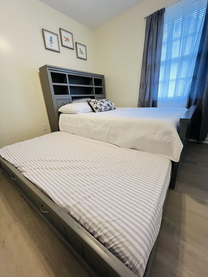 Cama doble con cama nido (capacidad para 2-3 personas) 