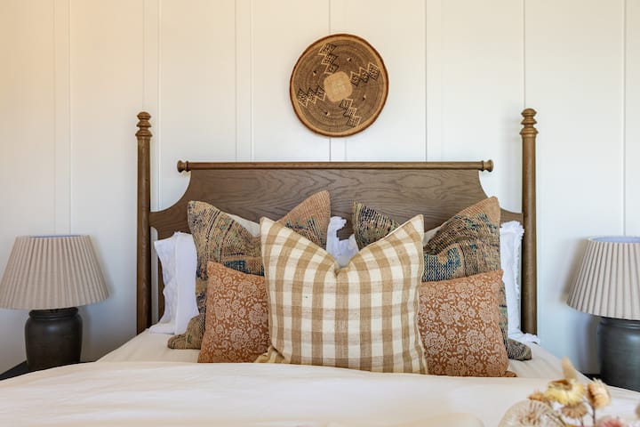 Chambre queen size à côté de la chambre avec lits jumeaux, en face de la buanderie, de la salle de bain partagée et de l'espace de travail.