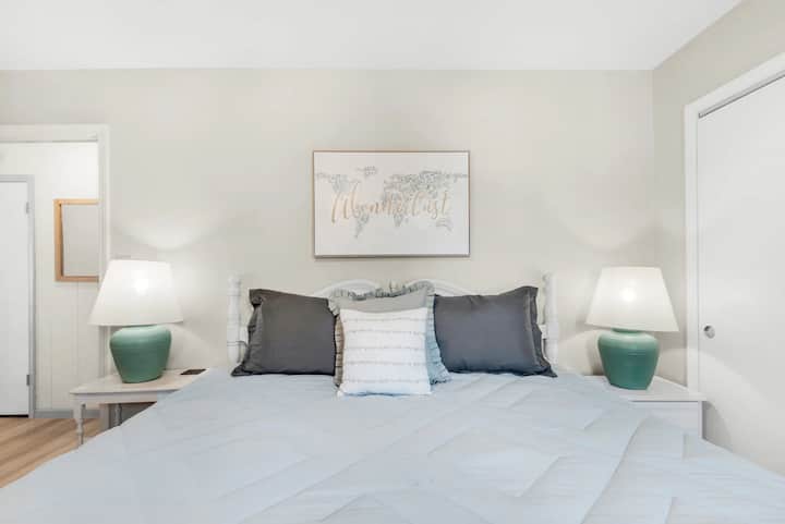 Chumba cha pili cha kulala kina kitanda cha starehe, feni ya dari kwa ajili ya starehe na televisheni mahiri kwa ajili ya burudani. Ni sehemu nzuri ya kupumzika na kupumzika baada ya siku ndefu.